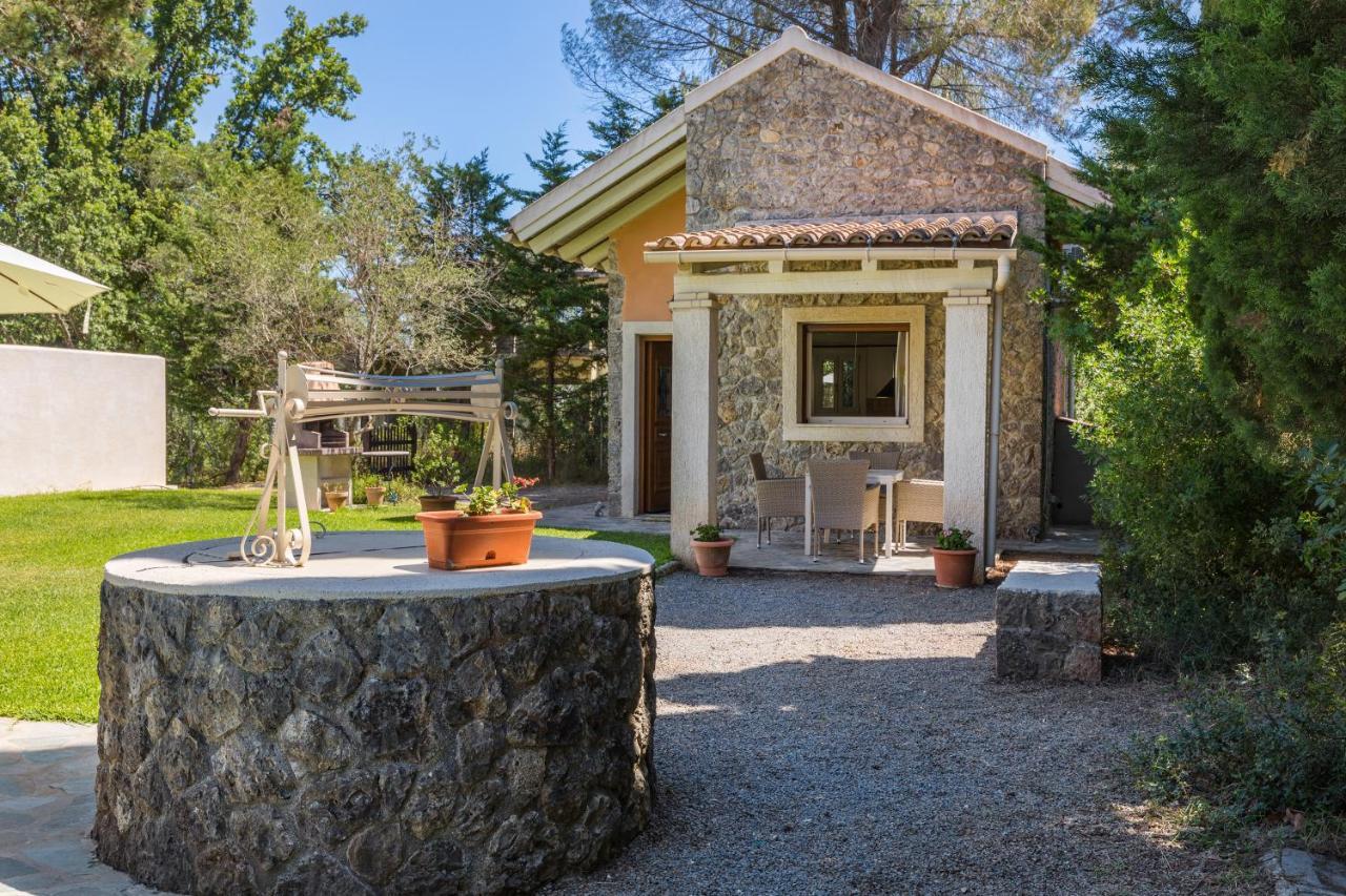 Petrinos Cottage Dafnila Exteriör bild